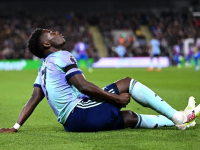 英媒惊爆，萨卡腿筋撕裂，争冠前景堪忧，或将缺席至明年三月初！