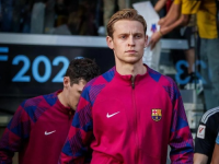 巴萨冬季转会窗口果断甩卖德容，2000万欧低价处理，球员合同仅剩不到两年