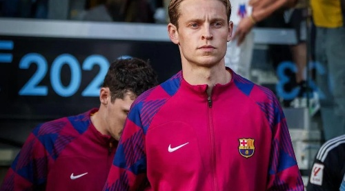 巴萨冬季转会窗口果断甩卖德容，2000万欧低价处理，球员合同仅剩不到两年