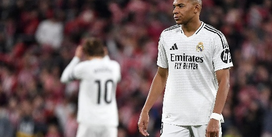 西甲第19轮焦点战，姆巴佩丢点，皇马客场1-2不敌毕尔巴鄂竞技，蓝军遗憾错失三分