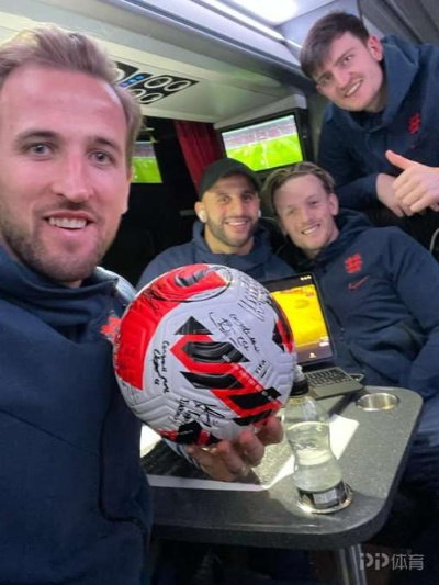 凯恩，我有个奖杯陈列柜，专门放帽子戏法用球！